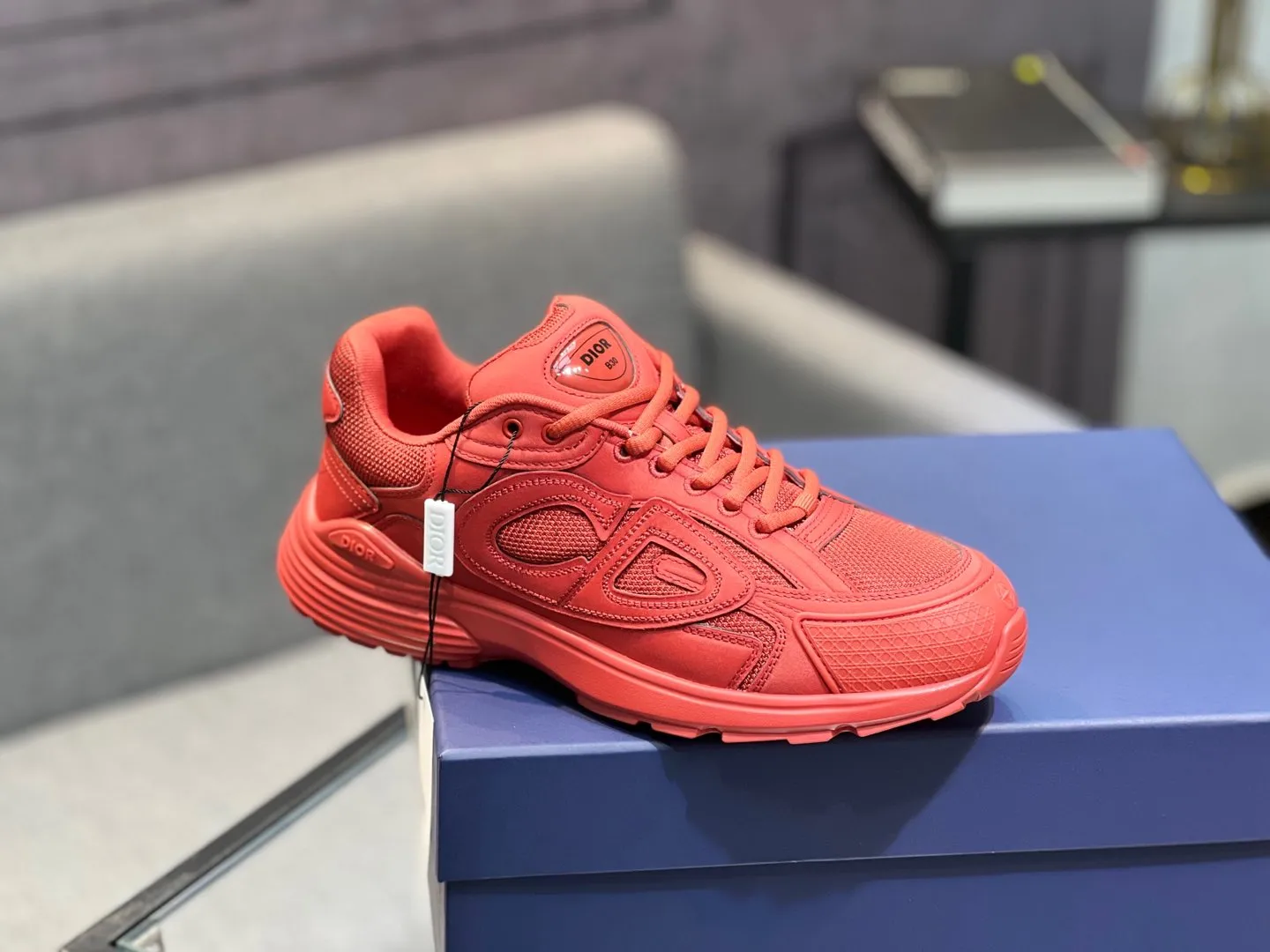 Men's shoes 💰600 high version joint model 🍸 Dior Dior The Island co-branded B30 sneakers follow the trend of the retro market and are Dad Shoes style shoes. The Dior logo on the tongue also indicates that this pair of shoes is the B30 model! B30 uses fine-textured leather and mesh cloth materials to form a shoe body. There are conspicuous letters CD on both sides of the shoe body to indicate the identity. Many lines on the shoe body outline the details, making the shoes look less monotonous and full of retro flavor. ♺ Upper: Original customized technical fabric + mesh ♺ Inner lining: Original customized breathable lining ♺ Outsole: Original molded IP foam + TPU outsole ♺ Heel height: 3.5cm ♺Code number: 39-44 (45 46 customized)